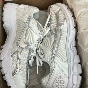 W NIKE ZOOM VOMERO 5 in Women’s size 8